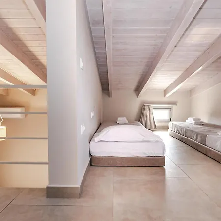 Helichrysum Lofts Family House *