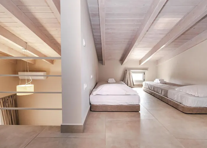 Helichrysum Lofts Family House *